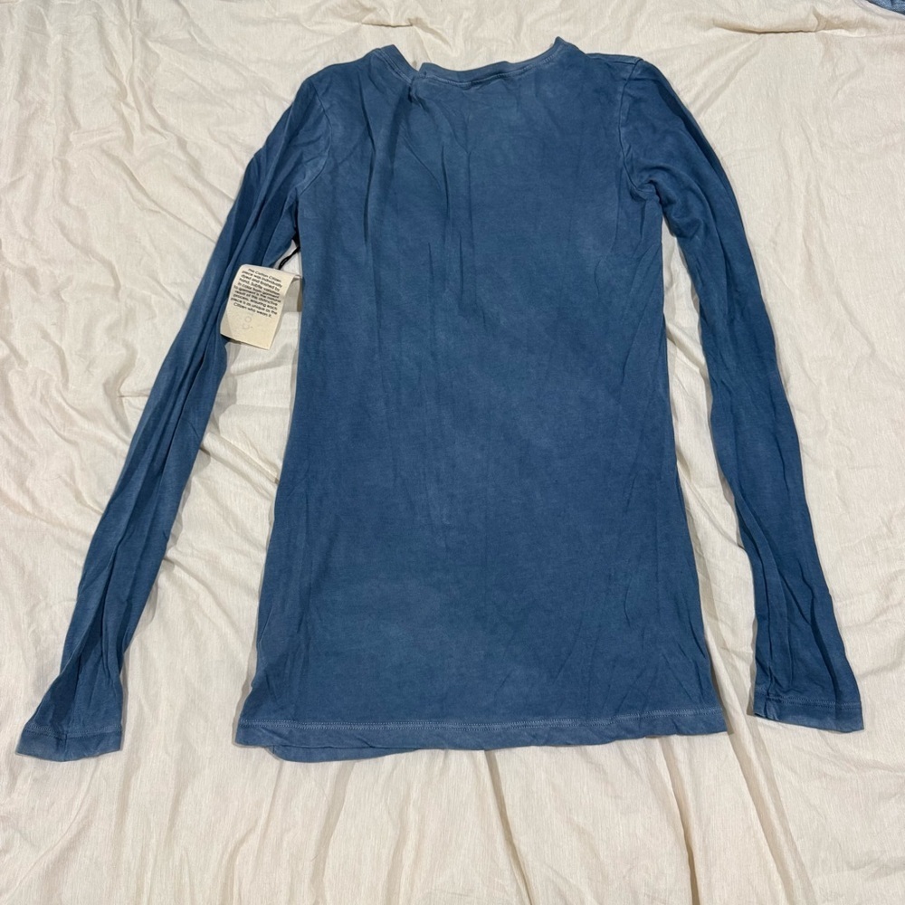 Cotton Citizen Fitted V‑Neck Long Sleeve Shirt • Blue • Size XS • NWT - Picture 2 of 2